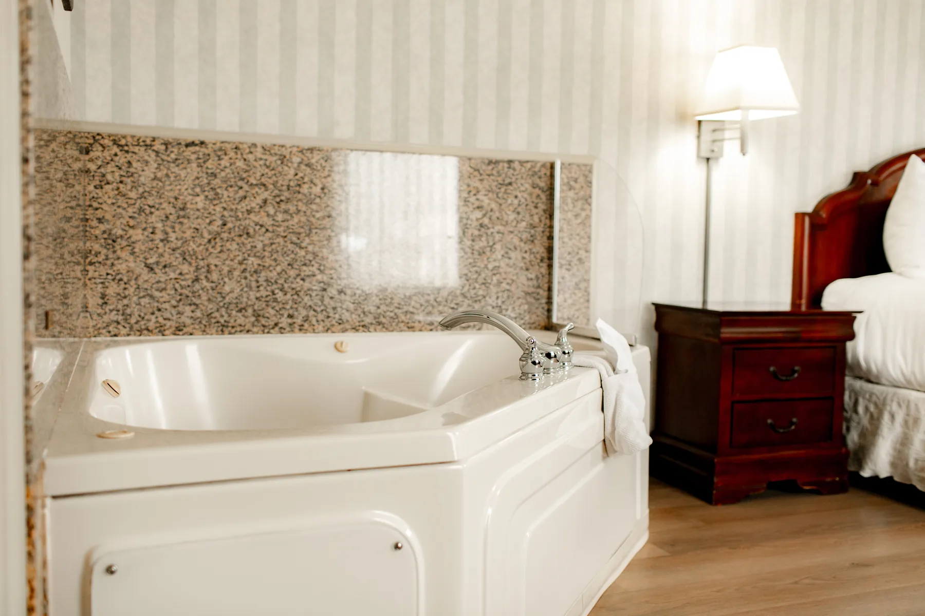 Emerald King Jacuzzi and fireplace suite