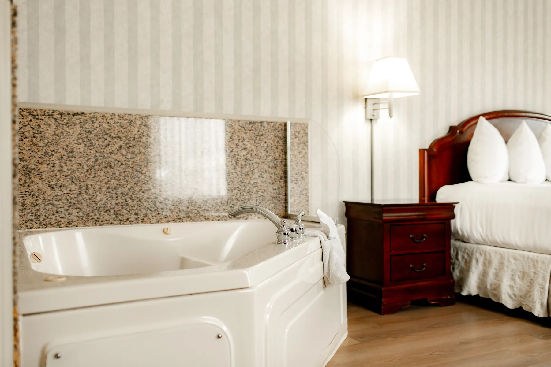 Queen Jacuzzi suite